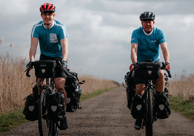 Immagine: Pedalling 30,000km Around the Globe: Father-Son Duo Pursues Guinness World Record