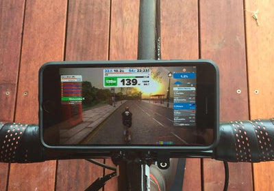 Bild: Indoor Cycle training using Zwift iOS and Quad Lock