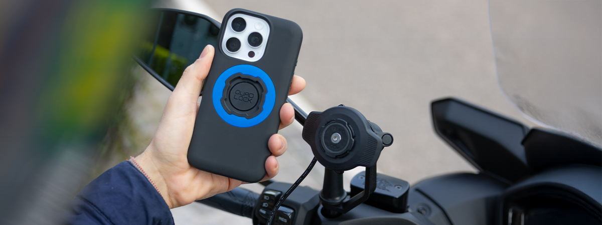 Quad Lock cu cap de încărcare wireless montat pe motocicletă, fotografiat outdoor